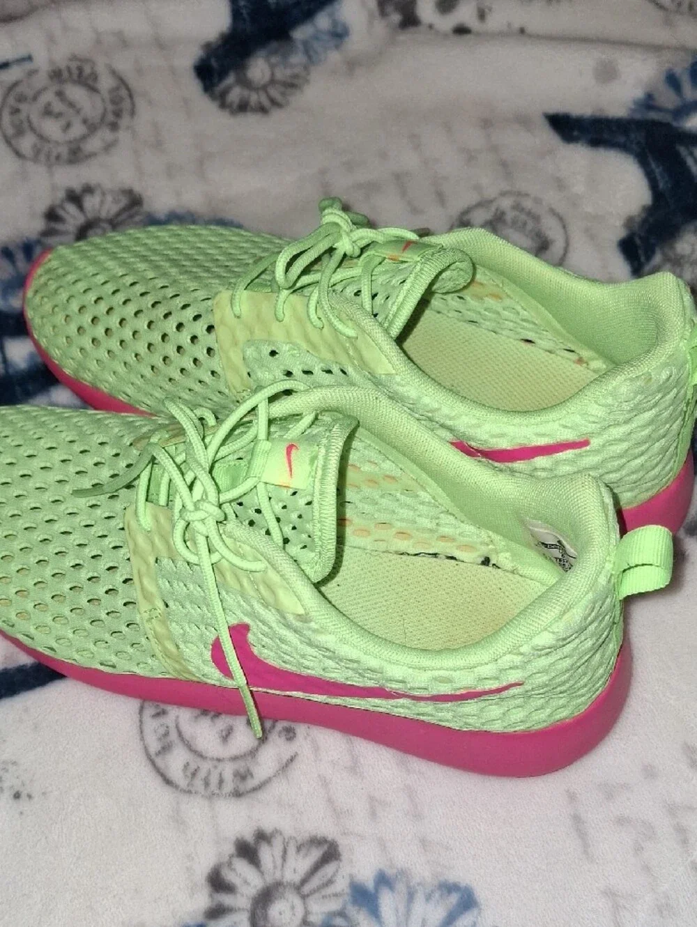 Nike Women’s Neon Green Mesh Sneakers with Pink Accents